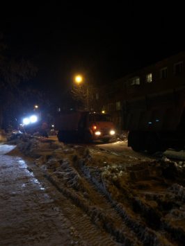 В Кирове трактор застрял на улице, которую пытался расчистить