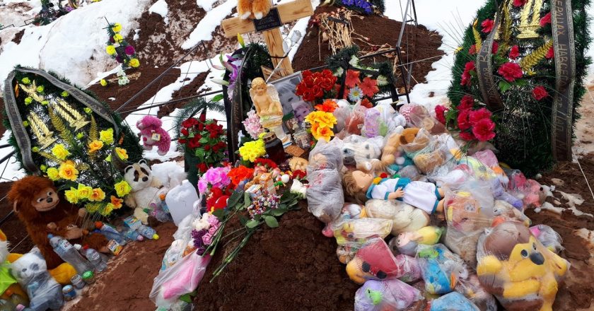 Кировчане на сороковой день принесли на могилу трехлетней девочки воду и игрушки