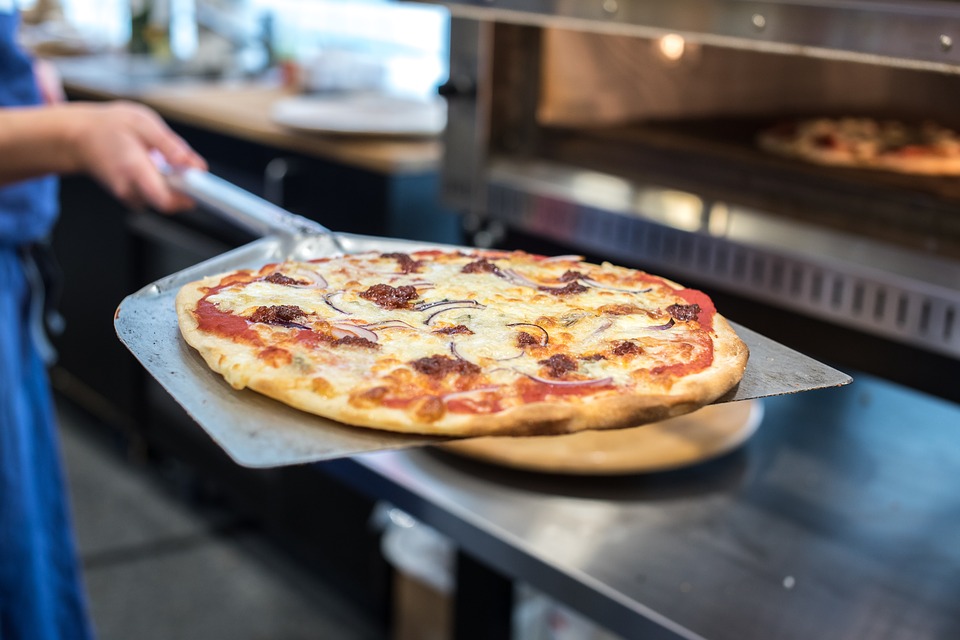 Хозяйка пиццерии оставила работниц без зарплаты