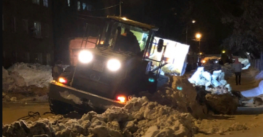 В Кирове трактор застрял на улице, которую пытался расчистить