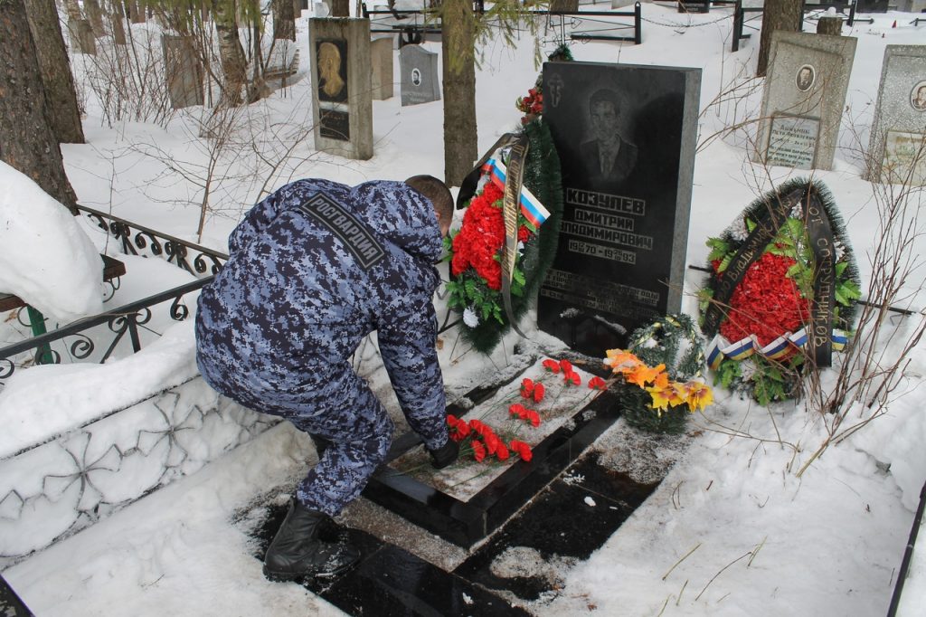 В преддверии Дня Росгвардии кировские сотрудники вневедомственной охраны почтили память товарищей, погибших при исполнении