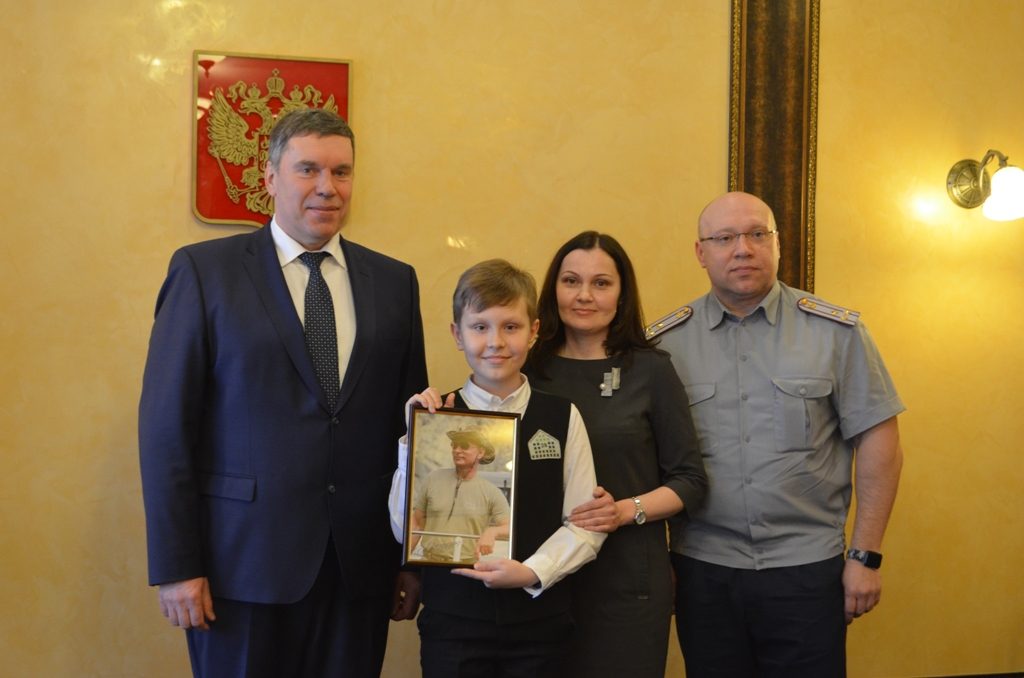 кировский школьник получил портрет Путина