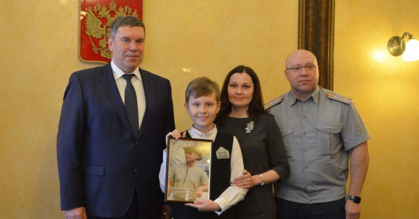 кировский школьник получил портрет Путина