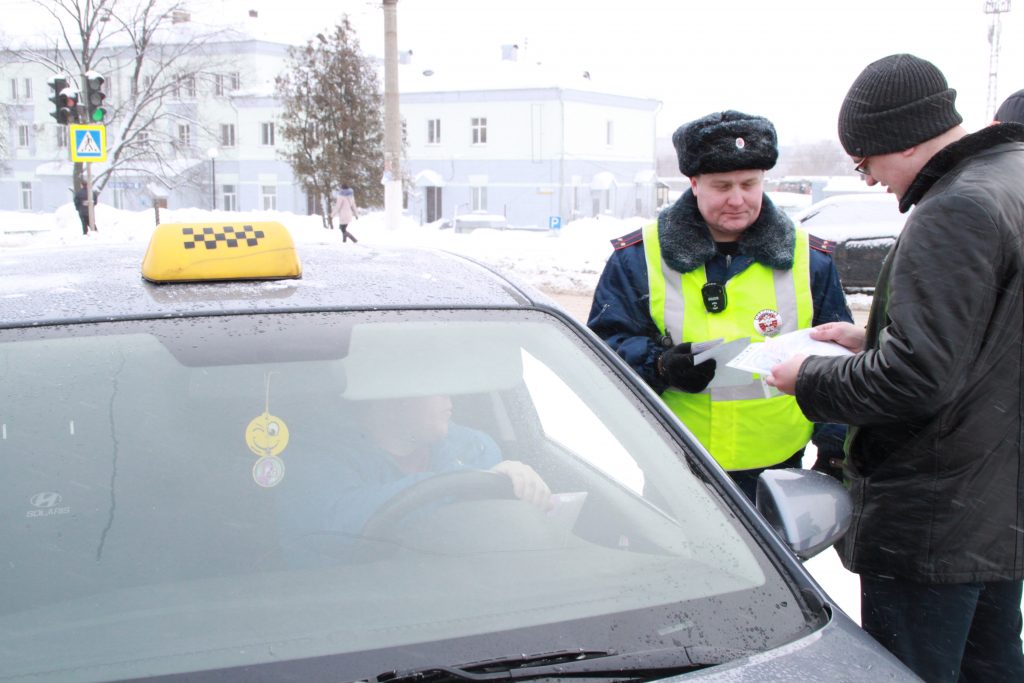 Налоговики начали проверять такси в городе Кирове