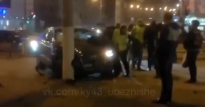 В Кирове водитель «Ауди» врезался в столб
