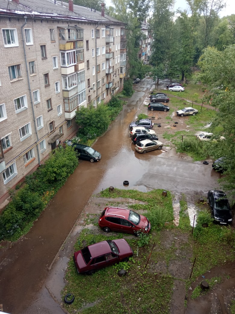 После киров. Киров дворы. Затопило двор. Ливень во дворе. Романтика кировских дворов.