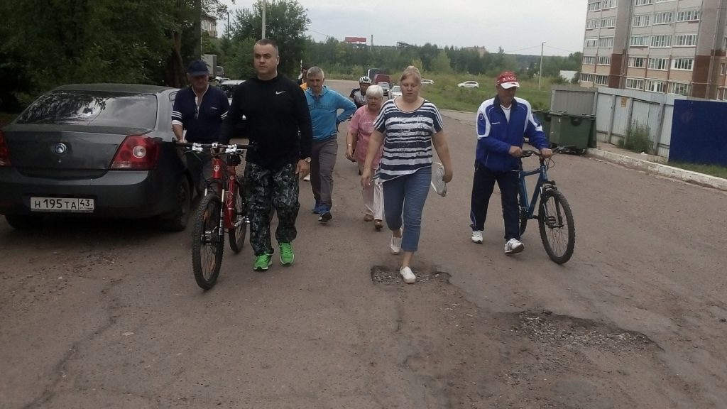 Сегодня в ходе очередного велорейда с главой администрации Кирова Ильей Шульгиным группа «Муниципального контроля» осмотрела городские территории микрорайона Радужный.