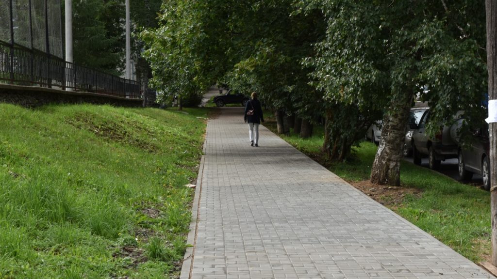 В Кирове идет ремонт тротуаров возле детсадов и школ