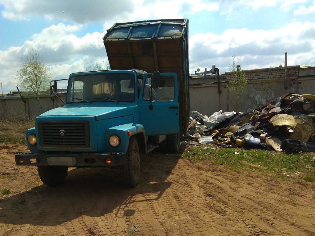 У гаражей в Кирове устроили свалку строительных и автомобильных отходов