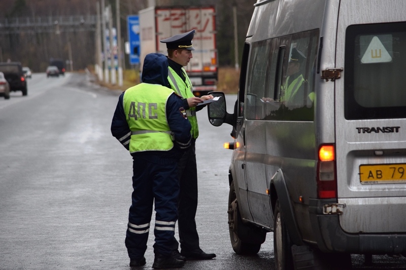 Сотрудники Госавтоинспекции Кировской области продолжают работу по повышению безопасности на дорогах путем ежедневного надзора за качеством осуществления пассажирских перевозок водителями автобусов.