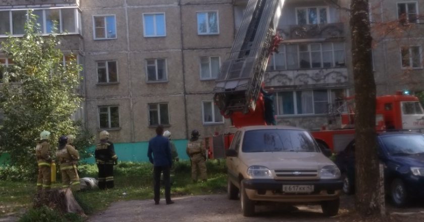 В Кирове спасатели сняли ребенка с козырька балкона 5 этажа