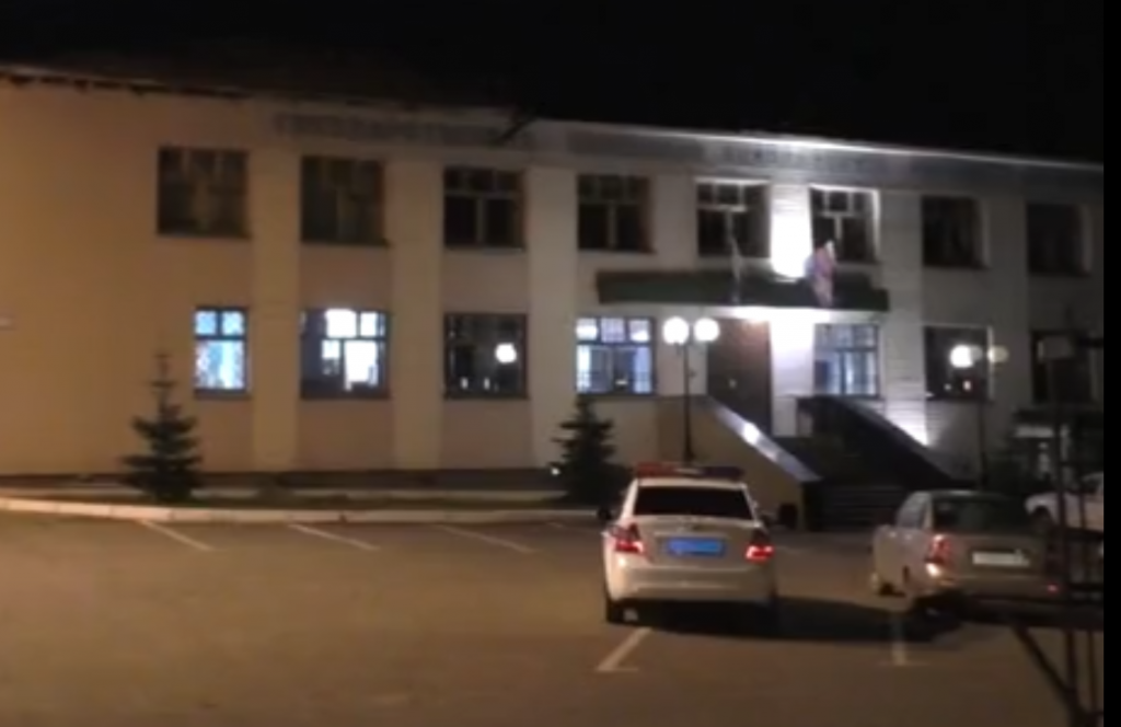 В Кирове мужчина ломился в здание ГИБДД, уверяя, что это его дом