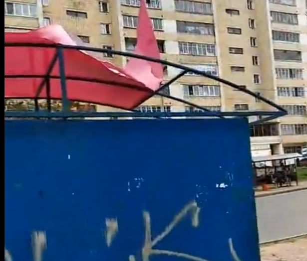 В Кирове у остановки сорвало крышу