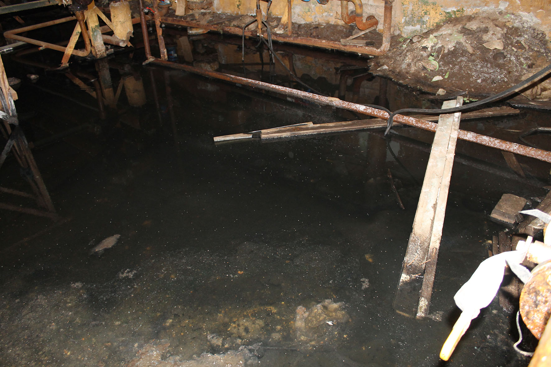 В энгельсе женщина провалилась в подвал. Потом в подвале. Подводный демонтаж бетона.