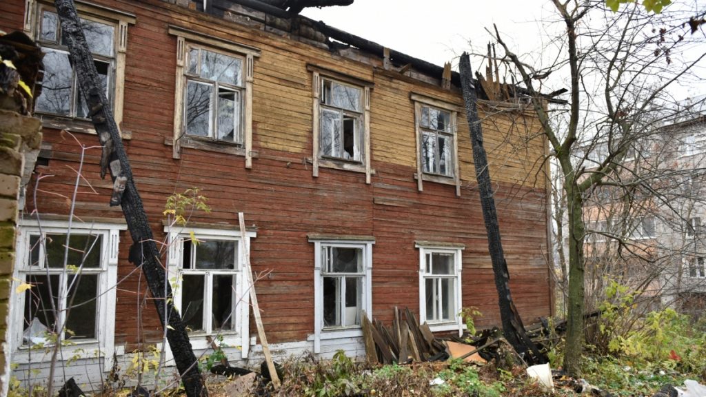 Заброшенные здания рядом с кировскими школами законсервируют