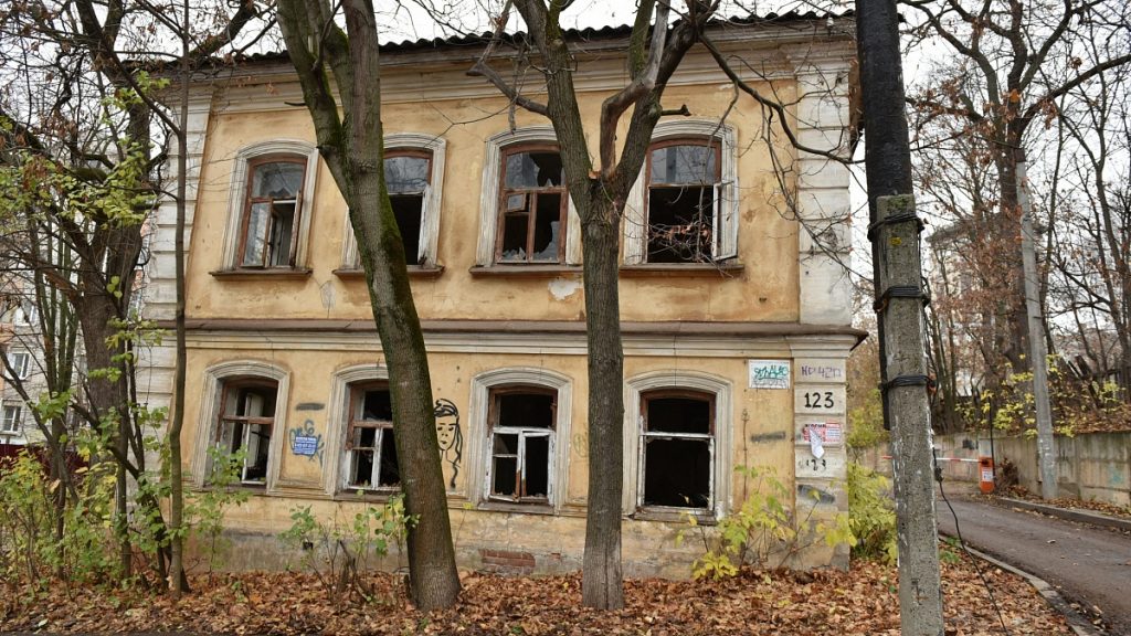 Заброшенные здания рядом с кировскими школами законсервируют