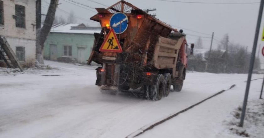 Более 180 единиц техники готовы к ликвидации снегопада в Кирове