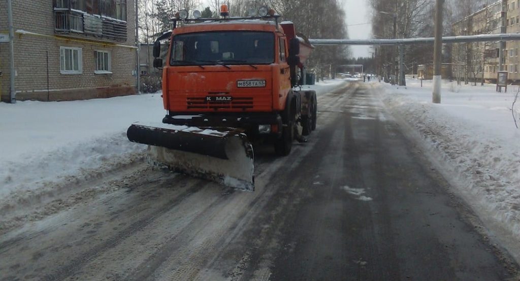 На работу в первый снегопад было выведено 80 единиц техники в Кирове