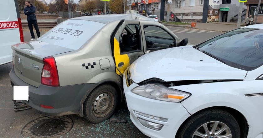 В центре Кирова столкнулись две машины
