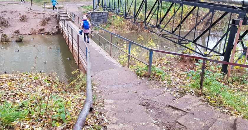 Спустя год после обещания чиновников отремонтировать мост через Хлыновку жители Зонального все еще рискуют получить травму