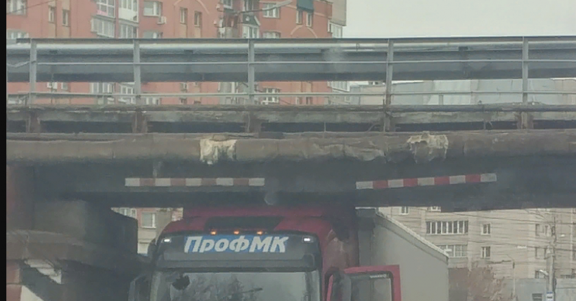 В Кирове грузовик застрял под мостом