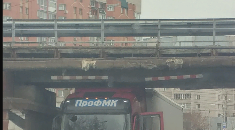 В Кирове грузовик застрял под мостом