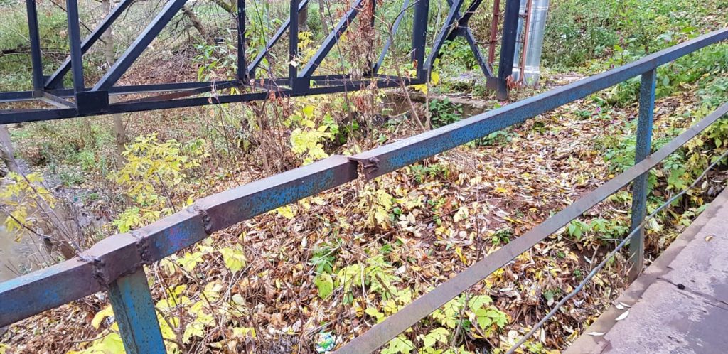 Спустя год после обещания чиновников отремонтировать мост через Хлыновку жители Зонального все еще рискуют получить травму