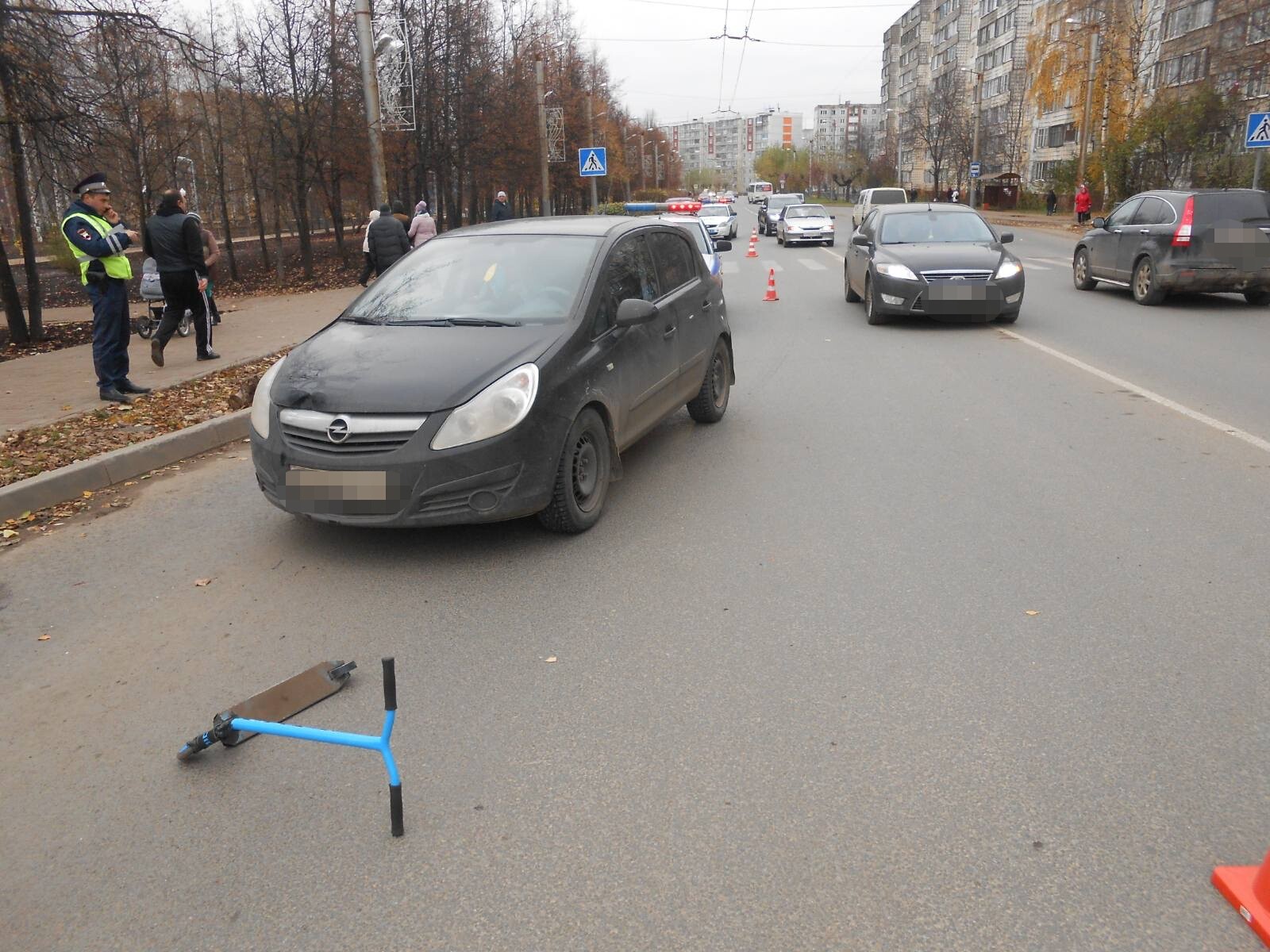 Сбили мальчика. Машина сбила мальчика на самокате. Машина сбила ребенка на самокате.