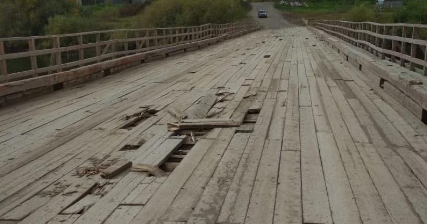 Деревянный мост через Немду в Кировской области после демонтажа на период половодья стал разрушаться. Из-за этого более 900 человек из 6 населенных пунктов могут столкнуться с транспортными проблемами.