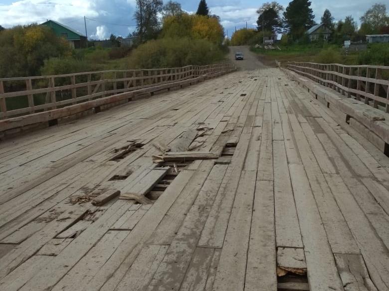 Деревянный мост через Немду в Кировской области после демонтажа на период половодья стал разрушаться. Из-за этого более 900 человек из 6 населенных пунктов могут столкнуться с транспортными проблемами.