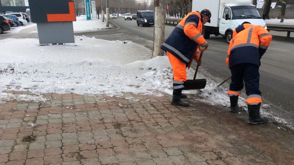 Выводить на улицу. Дорожники Киров. Уборка ГДМС. ГДМС Якутск. Подрядные работы по уборке снега.