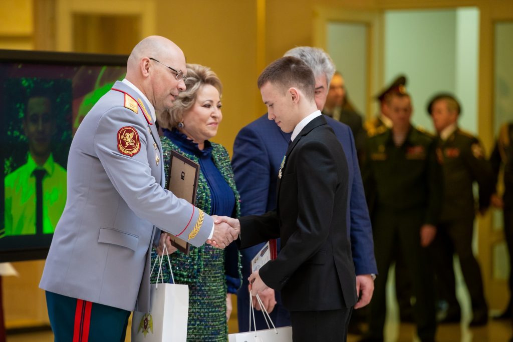 мальчик из кировской области получил награду за спасение человека