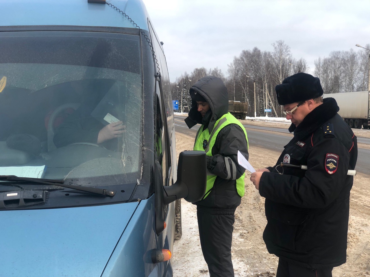 Работа водителем в кирове. Водитель 151 автобуса. Сотрудник ДПС. Кировский пост ДПС. Сотрудник ГАИ.