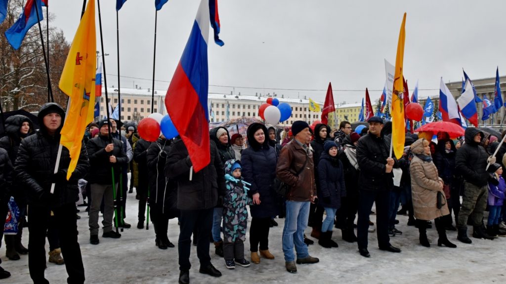 Свыше 2500 кировчан отметили День народного единства на Театральной площади