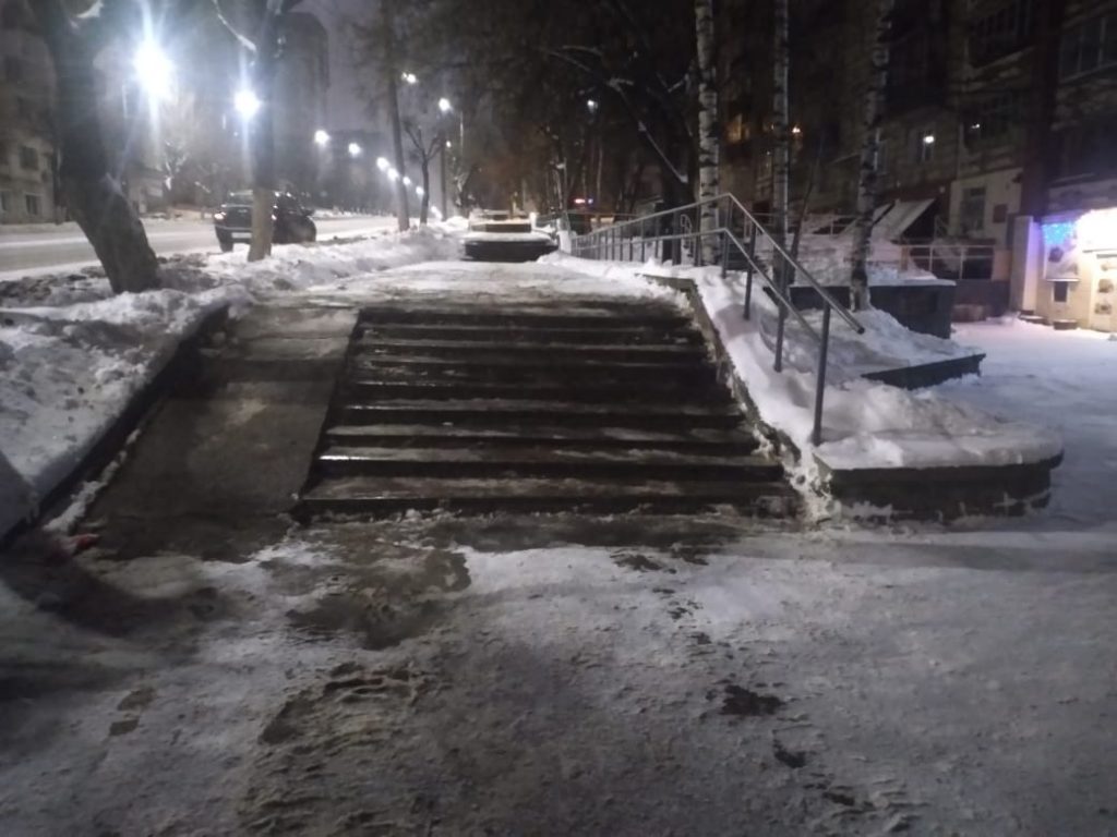 Лестницы по улице Ленина очистили, перила восстановили