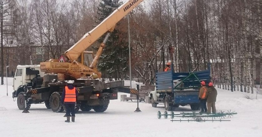 В Кирове начали устанавливать общегородские ёлки