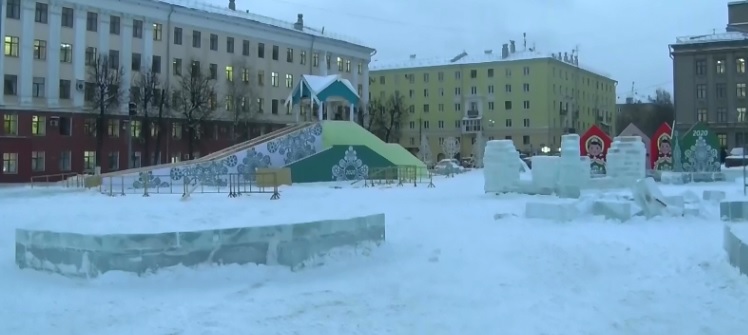 Ледовый городок на Театральной площади готовят к сдаче