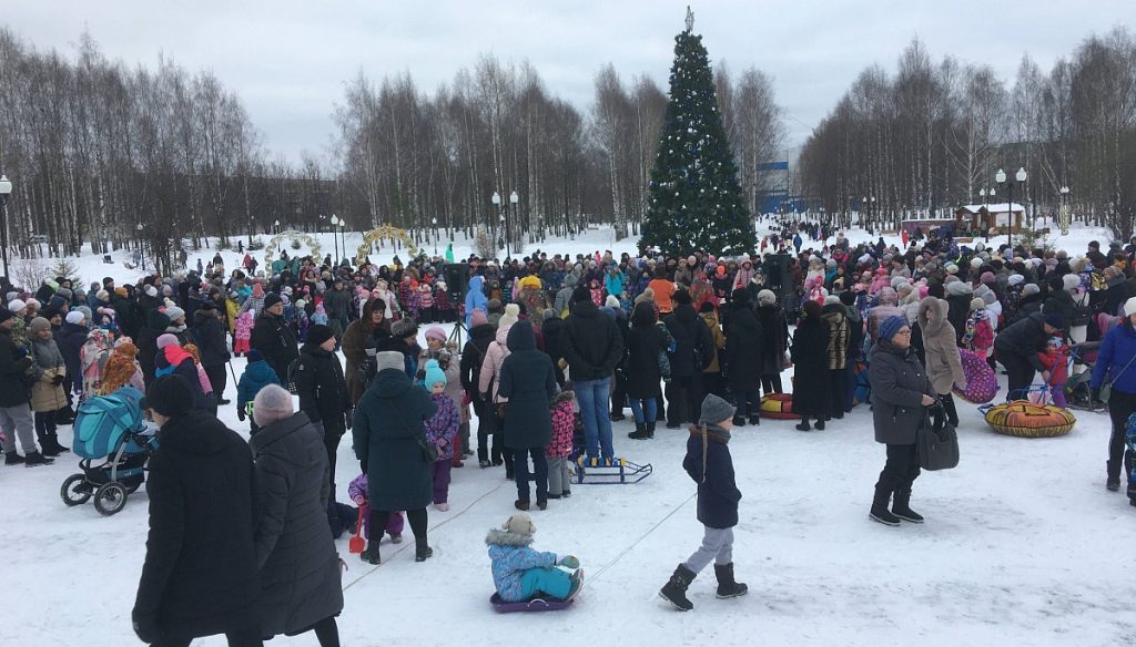 Новогодние праздники в кирове. Киров кочуровский парк праздник. Кочуровский парк Киров 2020. Кочуровский парк Киров новый год. Кочеровский парк новый год.