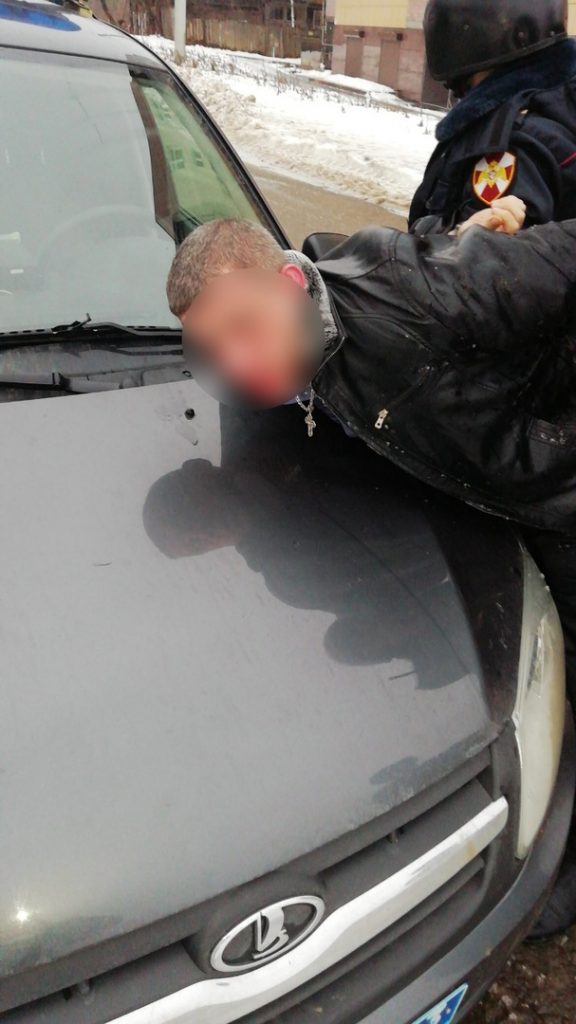 В Кирове задержали вооружённого мужчину