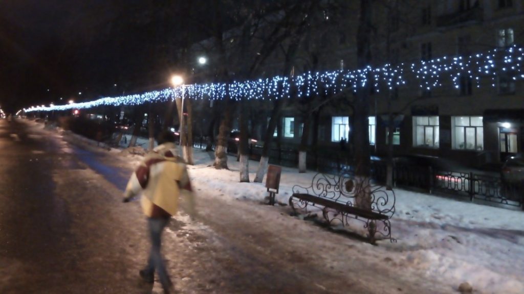 На улицах Кирова появились новогодние гирлянды