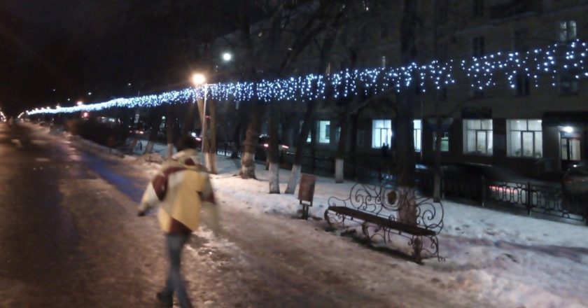 На улицах Кирова появились новогодние гирлянды