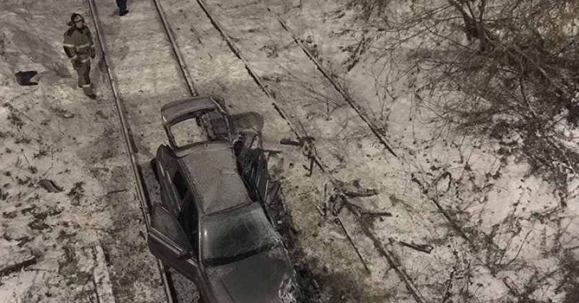 В Кирове автомобиль упал с моста на железнодорожные пути