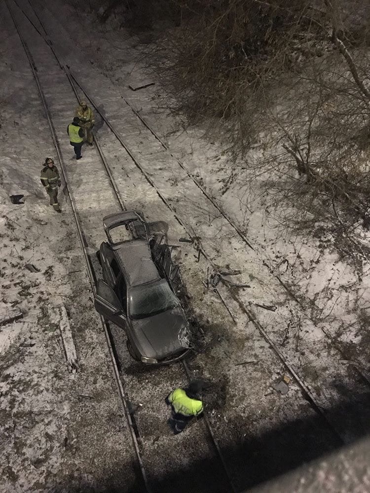 В Кирове автомобиль упал с моста на железнодорожные пути