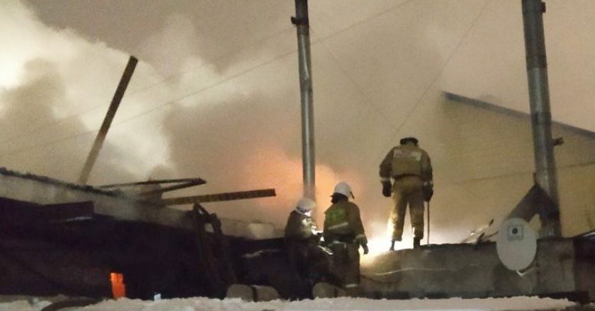 В Кирове горит производственное здание