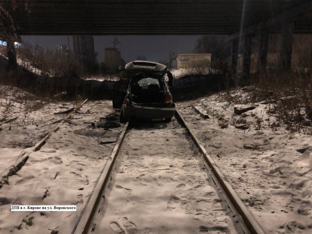 В Кирове автомобиль рухнул с моста