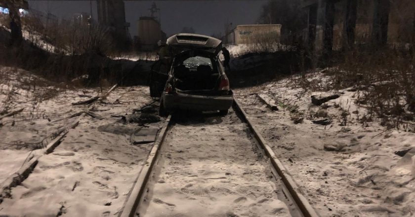 В Кирове автомобиль рухнул с моста