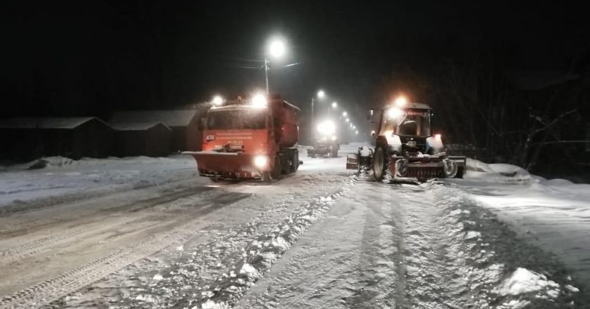 В Кирове устраняют последствия сильного снегопада