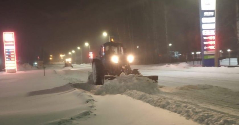 В Кирове устраняют последствия сильного снегопада