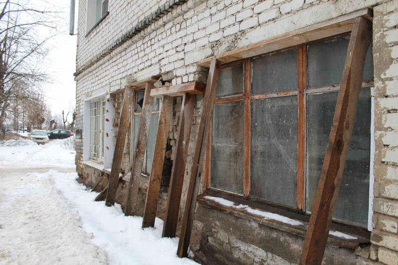 В Кирове разрушается стена пятиэтажки