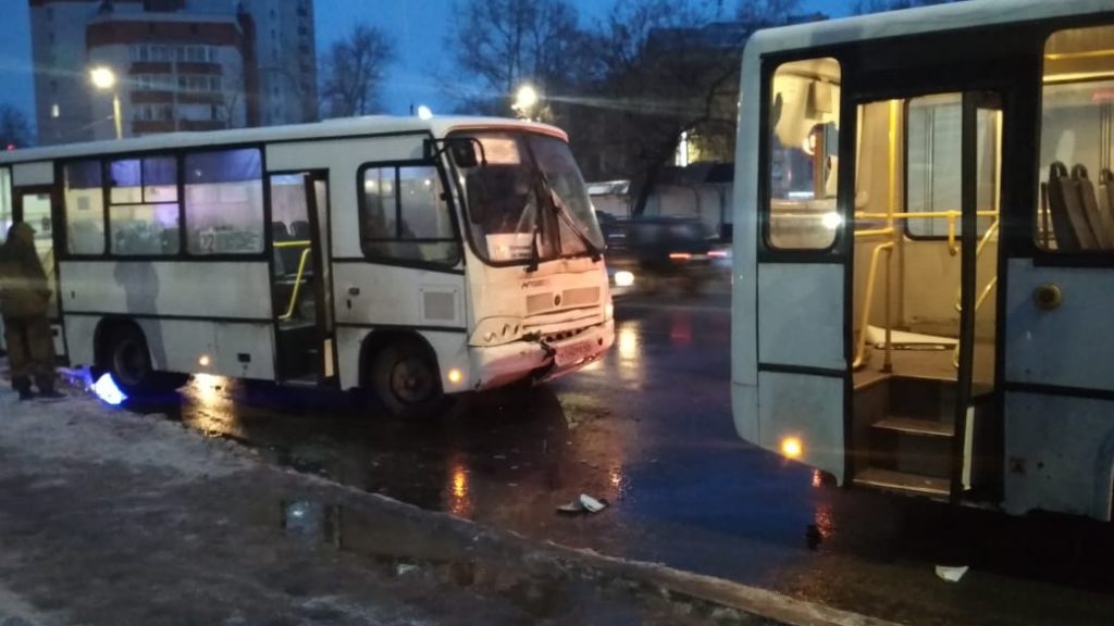 В Кирове столкнулись два автобуса: 8 человек пострадали